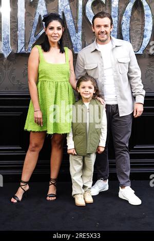 (Da sinistra a destra) cara De la Hoyde-Massey, Freddie-George De la Hoyde-Massey e Nathan Massey partecipano alla prima europea di Haunted Mansion a Cineworld Leicester Square, Londra. Data foto: Martedì 25 luglio 2023. Foto Stock