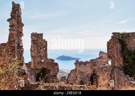 Uno scorcio delle rovine del Mausoleo di Tredoliche a Cirella, Cosenza, Calabria, Italia Foto Stock