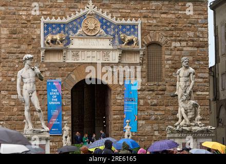 Sculture vicino a Palazzo Vecchio in Piazza della Signoria Foto Stock