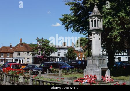 Beaconsfield, Buckinghamshire, Regno Unito, in estate, guardando verso il centro storico e il monumento commemorativo alla guerra Foto Stock