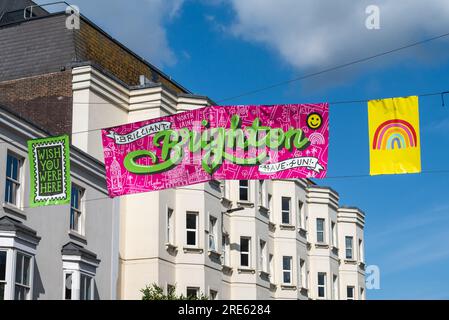 Coloratissimo banner di Brighton appeso sulla North Street nel centro di Brighton, in estate, nella città di Brighton & Hove, East Sussex, Inghilterra, Regno Unito. Foto Stock