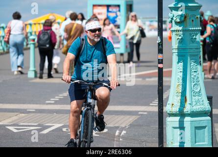 Ciclista in bicicletta in una pista ciclabile sul lungomare di Brighton, Brighton & Hove, East Sussex, Inghilterra, Regno Unito. Foto Stock