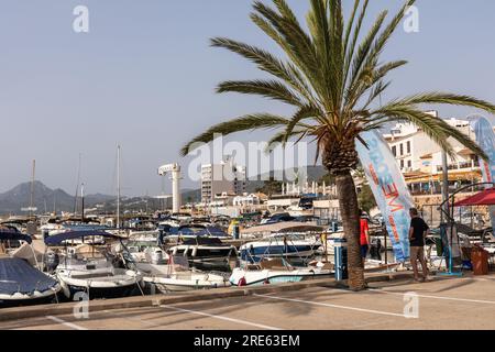 Porto di Cala Ratjada pieno di barche, Cala Ratjada, Maiorca, (Maiorca), Isole Baleari, Spagna, Europa Foto Stock