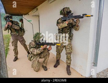 Hohenfels, Germania. 21 luglio 2023. I cadetti ufficiali dell'esercito britannico della Royal Military Academy Sandhurst si preparano per una manovra d'assalto durante Dynamic Victory 23-2 presso il Joint Multinational Readiness Center, 21 luglio 2023 vicino a Hohenfels, in Germania. Credito: SPC. Leonard Beckett/US Army Photo/Alamy Live News Foto Stock