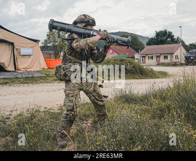 Hohenfels, Germania. 21 luglio 2023. Un ufficiale dell'esercito britannico cadetti della Royal Military Academy Sandhurst si prepara a sparare un'arma anticarro simulata durante Dynamic Victory 23-2 al Joint Multinational Readiness Center, 21 luglio 2023 vicino a Hohenfels, in Germania. Credito: SPC. Leonard Beckett/US Army Photo/Alamy Live News Foto Stock