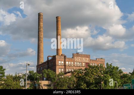 Pittsburgh, Pennsylvania - 22 luglio 2023: La Old Heinz Company Factory è uno storico complesso industriale nel quartiere di Troy Hill a Pittsburgh Foto Stock