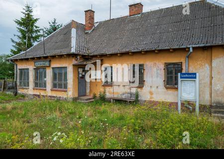 Stazione ferroviaria di Szadkowice, una vecchia stazione ferroviaria polacca nella Polonia centrale. Foto Stock