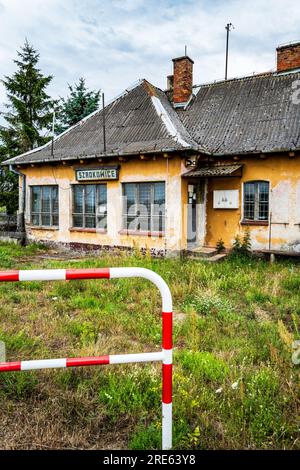 Stazione ferroviaria di Szadkowice, una vecchia stazione ferroviaria polacca nella Polonia centrale Foto Stock