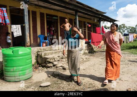 L'uomo della comunità Meitei rimane in un rifugio improvvisato dopo che una folla ha bruciato le loro case durante un conflitto etnico il 23 luglio 2023 a Moirang, Manipur, India. Il conflitto Meitei-Kuki è un conflitto etnico continuo che ha causato violenza, sfratto e vittime nello stato nordorientale di Manipur in India. Foto: David Talukdar/ Alamy Live News Foto Stock