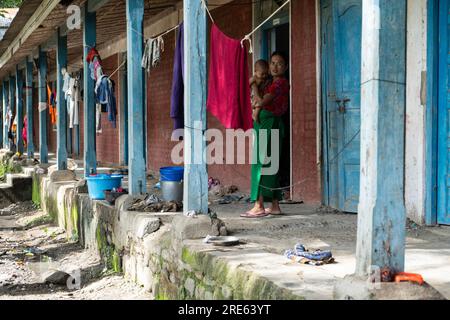 L'uomo della comunità Meitei rimane in un rifugio improvvisato dopo che una folla ha bruciato le loro case durante un conflitto etnico il 23 luglio 2023 a Moirang, Manipur, India. Il conflitto Meitei-Kuki è un conflitto etnico continuo che ha causato violenza, sfratto e vittime nello stato nordorientale di Manipur in India. Foto: David Talukdar/ Alamy Live News Foto Stock