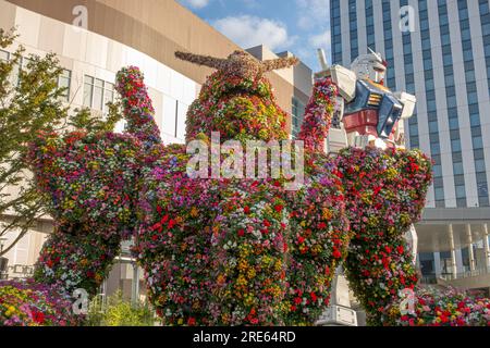 Una scultura fatta di fiori a forma di robot Gundam nel 2012 a Odaiba a Tokyo, Giappone. Foto Stock