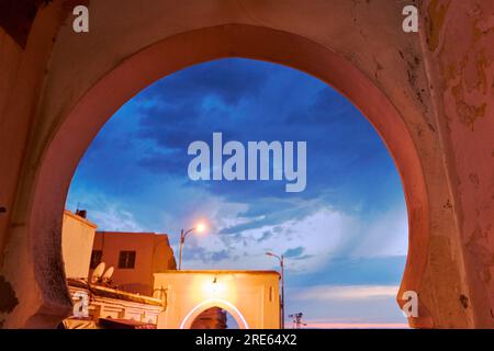 un vecchio arco in città con il cielo di notte Foto Stock