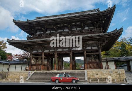 La porta principale di Ninnaji, un tempio buddista a Kyoto, in Giappone. Foto Stock