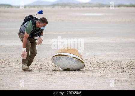 Dugway, Stati Uniti d'America. 18 luglio 2023. Le squadre di recupero della NASA partecipano a un recupero simulato della capsula di ritorno del campione della missione OSIRIS-Rex presso il Department of Defense Utah test and Training Range, 18 luglio 2023. Il campione reale è stato raccolto dall'asteroide Bennu dalla navicella spaziale OSIRIS-Rex e sarà inviato sulla Terra il 24 settembre 2023, atterrando sotto paracadute. Crediti: Keegan Barber/NASA/Alamy Live News Foto Stock