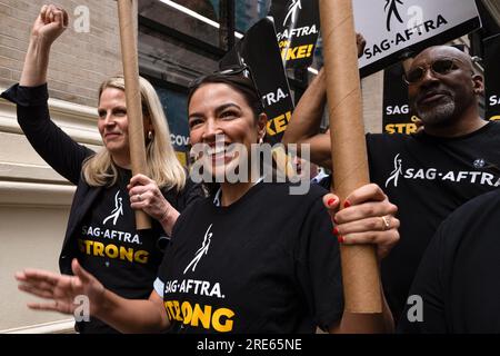 New York, New York, USA. 24 luglio 2023. AOC e il presidente della AFL-CIO LIZ SHULER si unirono agli attori e agli scrittori attualmente in sciopero fuori dagli uffici della Warner Bros a New York City. (Immagine di credito: © Laura Brett/ZUMA Press Wire) SOLO USO EDITORIALE! Non per USO commerciale! Foto Stock