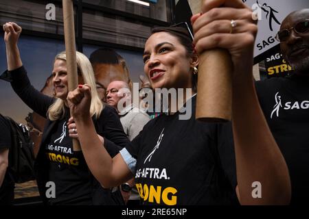 New York, New York, USA. 24 luglio 2023. AOC e il presidente della AFL-CIO LIZ SHULER si unirono agli attori e agli scrittori attualmente in sciopero fuori dagli uffici della Warner Bros a New York City. (Immagine di credito: © Laura Brett/ZUMA Press Wire) SOLO USO EDITORIALE! Non per USO commerciale! Foto Stock