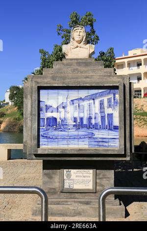 Ferragudo, Portogallo - 20 ottobre 2022: Piastrelle portoghesi con scene nel porto di Ferragudo Foto Stock