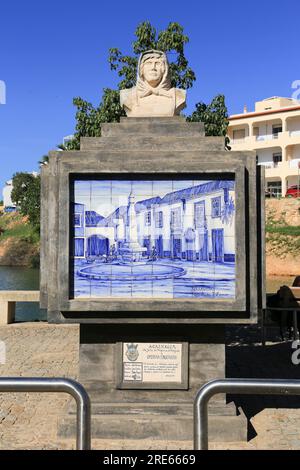 Ferragudo, Portogallo - 20 ottobre 2022: Piastrelle portoghesi con scene nel porto di Ferragudo Foto Stock