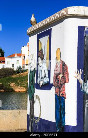 Ferragudo, Portogallo - 20 ottobre 2022: Piastrelle portoghesi con scene nel porto di Ferragudo Foto Stock