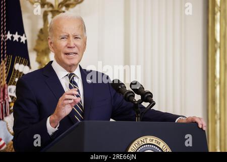 Washington, Stati Uniti. 25 luglio 2023. Il presidente Joe Biden annuncia nuove iniziative per espandere l'accesso all'assistenza sanitaria mentale per gli americani nella stanza orientale della Casa Bianca il 25 luglio 2023 a Washington, DC. Foto di Samuel Corum/UPI Credit: UPI/Alamy Live News Foto Stock