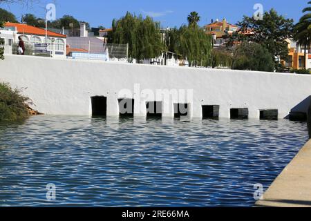Ferragudo, Portogallo - 20 ottobre 2022: Aperture quadrate per il passaggio dell'acqua in un canale nella città di Ferragudo Foto Stock