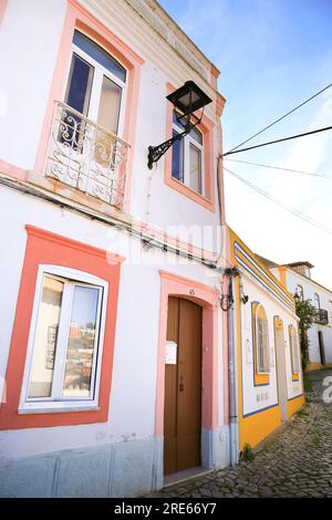 Ferragudo, Portogallo - 20 ottobre 2022: Strette strade acciottolate e tipiche facciate portoghesi nella città di Ferragudo, Portogallo Foto Stock