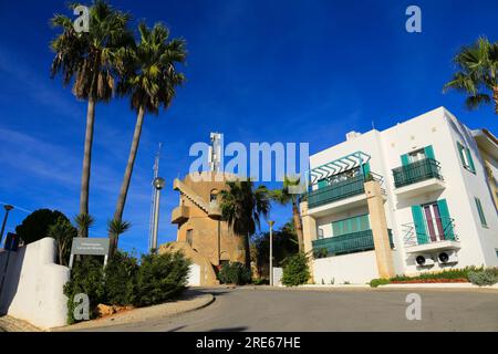 Ferragudo, Portogallo - 20 ottobre 2022: Architettura moderna delle case nella città di Ferragudo, Portogallo Foto Stock