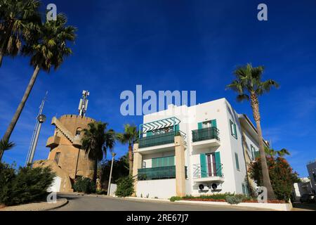 Ferragudo, Portogallo - 20 ottobre 2022: Architettura moderna delle case nella città di Ferragudo, Portogallo Foto Stock