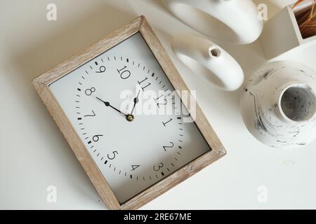 orologio semplice e moderno su sfondo bianco Foto Stock