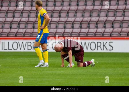 Tynecastle Park. Edimburgo, Regno Unito. 25 luglio 2023. Durante l'amichevole a porte chiuse tra Heart of Midlothian FC e Mansfield Town FC Hearts Liam Boyce, al suo ritorno da un lungo infortunio, si tira indietro dopo 20 minuti e deve essere sostituito. Mansfield ha vinto 3-1 ( Credit: David Mollison / Alamy Live News Foto Stock