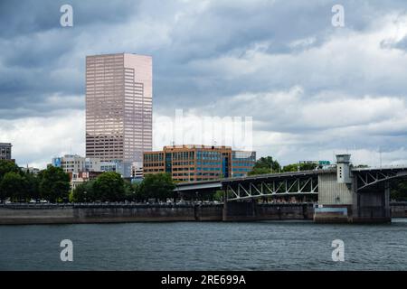 "Big Pink" (US bancorp Tower) e il Morrison Bridge in una serata in tarda estate. Portland, Oregon, Stati Uniti. Foto Stock