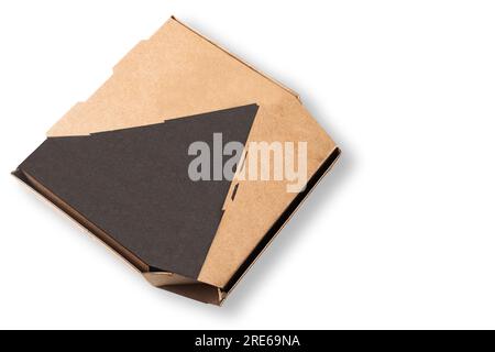 Primo piano della scatola di cartone marrone della pizza isolata su sfondo bianco. Foto Stock