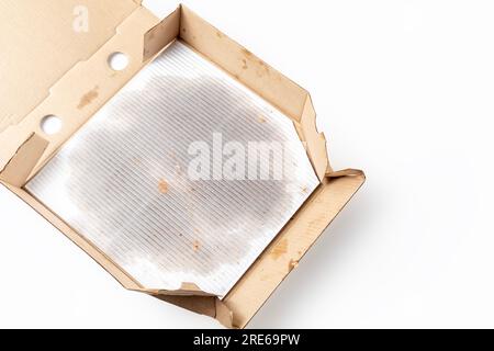 Svuotare il contenitore per pizza con macchie di grasso isolate su bianco. Vista dall'alto. Foto Stock