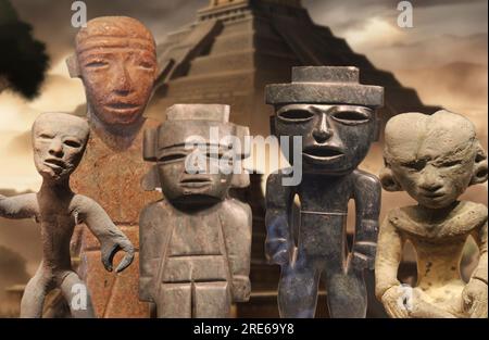 Statue realizzate a mano dagli scavi archeologici della famosa città precolombiana di Teotihuacan in Messico. Foto Stock