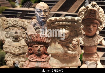 Statue realizzate a mano dagli scavi archeologici della famosa città precolombiana di Teotihuacan in Messico. Foto Stock