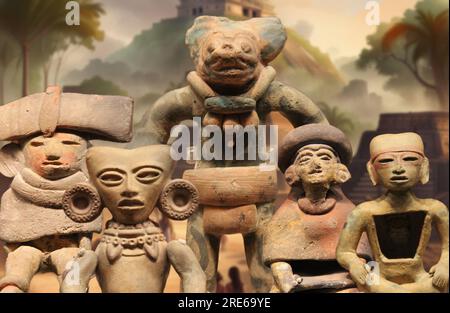 Statue realizzate a mano dagli scavi archeologici della famosa città precolombiana di Teotihuacan in Messico. Foto Stock