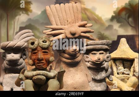 Statue realizzate a mano dagli scavi archeologici della famosa città precolombiana di Teotihuacan in Messico. Foto Stock