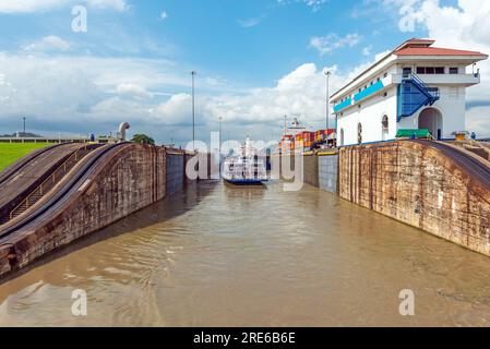 Barca che passa attraverso le chiuse di Miraflores del Canale di Panama, Panama. Foto Stock