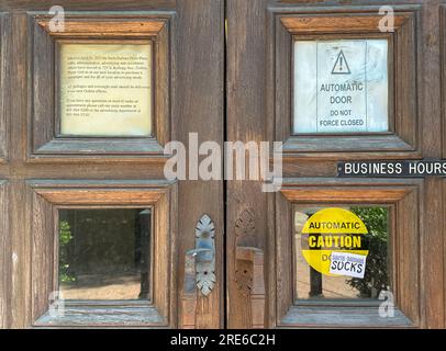 Santa Barbara, California, USA. 24 luglio 2023. Le porte dell'edificio Santa Barbara News Press, nel centro di Santa Barbara, il 24 luglio 2023, sono definitivamente chiuse, il giorno in cui la SB News Press dichiarò bancarotta, licenziò i suoi dipendenti e cessò la pubblicazione, dopo 150 anni di stampa. (Immagine di credito: © Amy Katz/ZUMA Press Wire) SOLO USO EDITORIALE! Non per USO commerciale! Foto Stock