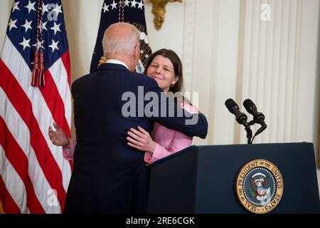 Richele Keas, della National Alliance on Mental Disease, giusto, riceve un abbraccio dal presidente degli Stati Uniti Joe Biden dopo aver offerto osservazioni sull'ampliamento dell'accesso all'assistenza sanitaria mentale nella East Room alla Casa Bianca di Washington, DC, martedì 25 luglio 2023. Credito: Rod Lamkey/CNP Foto Stock