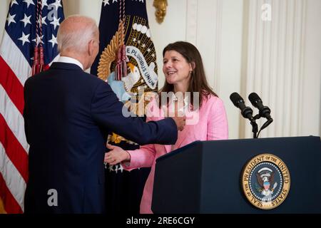 Richele Keas, della National Alliance on Mental Disease, giusto, riceve un abbraccio dal presidente degli Stati Uniti Joe Biden dopo aver offerto osservazioni sull'ampliamento dell'accesso all'assistenza sanitaria mentale nella East Room alla Casa Bianca di Washington, DC, martedì 25 luglio 2023. Credito: Rod Lamkey/CNP Foto Stock