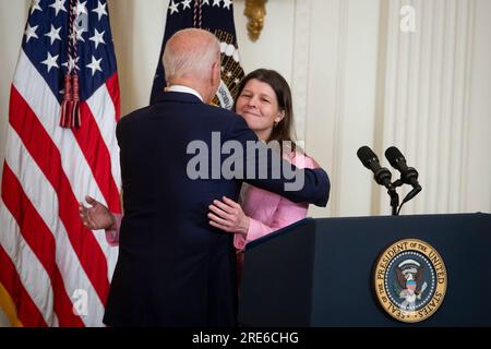 Richele Keas, della National Alliance on Mental Disease, giusto, riceve un abbraccio dal presidente degli Stati Uniti Joe Biden dopo aver offerto osservazioni sull'ampliamento dell'accesso all'assistenza sanitaria mentale nella East Room alla Casa Bianca di Washington, DC, martedì 25 luglio 2023. Credito: Rod Lamkey/CNP Foto Stock