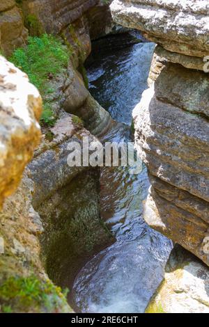 Esplora la gola di Rosomački Lonci sulla Stara Planina, un fenomeno naturale mozzafiato scolpito dal fiume Rosomača. Scopri le cascate e un po' Foto Stock