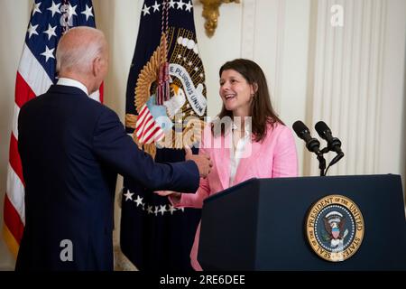 Richele Keas, della National Alliance on Mental Disease, giusto, riceve un abbraccio dal presidente degli Stati Uniti Joe Biden dopo aver offerto osservazioni sull'ampliamento dell'accesso all'assistenza sanitaria mentale nella East Room alla Casa Bianca di Washington, DC, martedì 25 luglio 2023. Credito: Rod Lamkey/CNP /MediaPunch Foto Stock