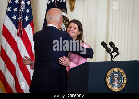 Richele Keas, della National Alliance on Mental Disease, giusto, riceve un abbraccio dal presidente degli Stati Uniti Joe Biden dopo aver offerto osservazioni sull'ampliamento dell'accesso all'assistenza sanitaria mentale nella East Room alla Casa Bianca di Washington, DC, martedì 25 luglio 2023. Credito: Rod Lamkey/CNP /MediaPunch Foto Stock