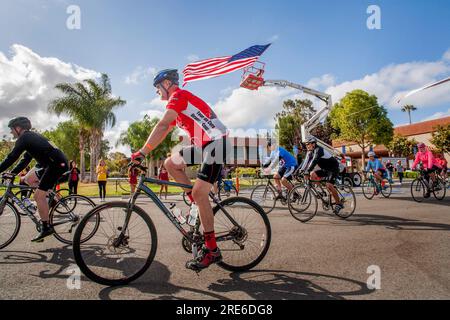 Costa Mesa. 21 maggio 2016. Una bandiera americana sventola nel vento mentre i ciclisti lasciano la linea di partenza di una corsa di beneficenza di 55 miglia a Costa Mesa, CALIFORNIA. (Immagine di credito: © Spencer Grant/ZUMA Press Wire) SOLO USO EDITORIALE! Non per USO commerciale! Foto Stock