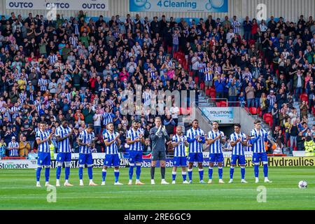 Doncaster, Regno Unito. 25 luglio 2023. Sheffield Wednesday giocatori e tifosi durante i minuti applausi per Trevor Francis e Chris Bart-Williams prima della partita di pre-stagione Doncaster Rovers FC vs Sheffield Wednesday FC all'Eco-Power Stadium, Doncaster, Regno Unito il 25 luglio 2023 Credit: Every Second Media/Alamy Live News Foto Stock