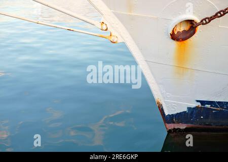 Acqua alla prua del clipper di una classica barca a vela. Foto Stock