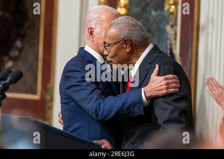 Washington, Stati Uniti d'America. 25 luglio 2023. Washington, Stati Uniti d'America. 25 luglio 2023. Il presidente degli Stati Uniti Joe Biden, a sinistra, abbraccia il Rev. Wheeler Parker Jr., prima di firmare un proclama per fondare il Emmett Till e il Mamie Till-Mobley National Monument durante un evento nella stanza del Trattato Indiano della Casa Bianca, il 25 luglio 2023 a Washington, DC Parker, Un cugino del quattordicenne Emmett Till, fu l'ultima persona a vederlo quando una folla bianca lo rapì e lo uccise nel 1955. Credito: Adam Schultz/White House Photo/Alamy Live News Foto Stock