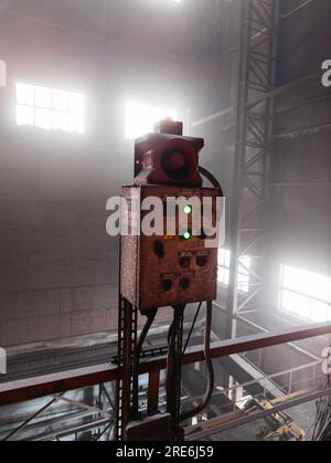 Pannello di controllo con pulsanti nella fabbrica metallurgica. Foto Stock